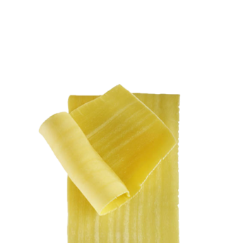 Gerollte frische Lasagneblätter auf weißem Hintergrund – Osvaldo Pasta