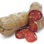 Fein aufgeschnittene Orvula Salami auf frischem Landbrot