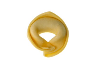 Ein frischer Tortellino al Prosciutto auf weißem Hintergrund